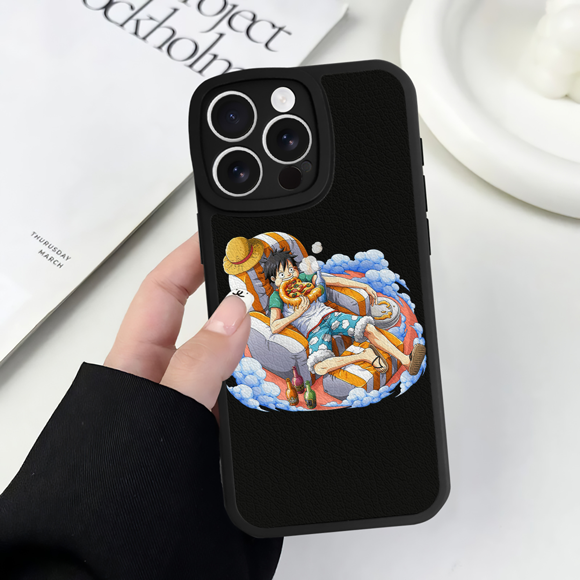 （画像用） ワンピース モンキー・D・ルフィ ONE PIECE Monkey D. Luffy 【iPhone 16シリーズ対応】シリコンスマホケース（レザー調） 材質：シリコン